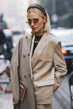 Milano, İtalya - 21 Şubat 2019: Milano Moda Haftası'nda bir defileden sonra Balenciaga giyen sokak stili Kadın - Mfwfw19