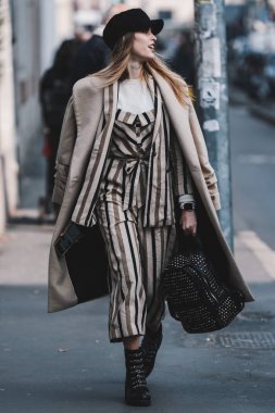Milano, İtalya - 20 Şubat 2019: Milano Moda Haftası'nda bir defile öncesi sokak stili kıyafet - Mfwfw19