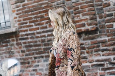 Milano, İtalya - 23 Şubat 2019: Milano Moda Haftası'nda bir defileden sonra sokak stili Erica Pelosini - Mfwfw19