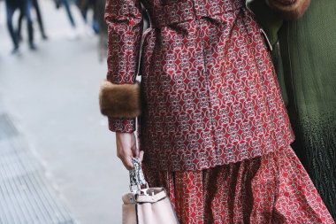 Milano, İtalya - 21 Şubat 2019: Milano Moda Haftası sırasında bir defile sonrası Sokak stili Kıyafet detayı - Mfwfw19