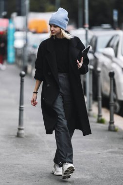 Milano, İtalya - 23 Şubat 2019: Milano Moda Haftası'nda bir defileden sonra sokak stili Kıyafet - Mfwfw19