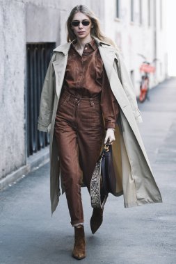 Milano, İtalya - 24 Şubat 2019: Milano Moda Haftası'nda bir defileden sonra Christian Dior çanta takan sokak stili kadın - Mfwfw19