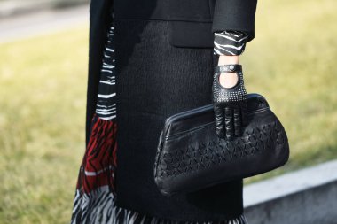Milano, İtalya - 21 Şubat 2019: Milano Moda Haftası sırasında bir defile sonrası Sokak stili Çanta detayı - Mfwfw19