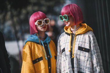 Milano, İtalya - 20 Şubat 2019: Sokak stili kıyafetler - Milano Moda Haftası'nda defile öncesi Ami Suzuki ve Aya Suzuki - Mfwfw19