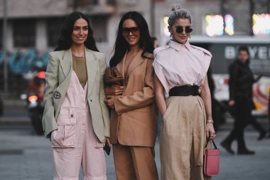 Milano, İtalya - 20 Şubat 2019: Milano Moda Haftası'nda bir defile den sonra sokak stili kıyafet - Mfwfw19