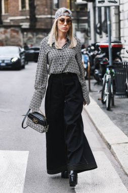 Milano, İtalya - 23 Şubat 2019: Milano Moda Haftası Mfwfw19 sırasında bir defile önce Sokak tarzı Kıyafet