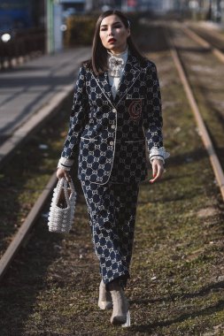 Milano, İtalya - 20 Şubat 2019: Sokak stili kıyafetler - Milano Moda Haftası sırasında bir defile öncesi Gucci kıyafetli kız - Mfwfw19