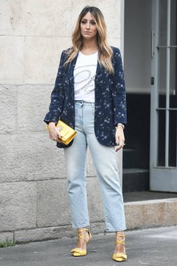 Milano, İtalya - 22 Şubat 2019: Sokak stili kıyafet - Modeller, blogcular ve etkileyiciler Milano Moda Haftası sırasında bir defile önce - Mfwfw19