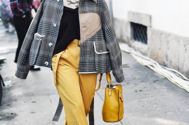 Milano, İtalya - 22 Şubat 2019: Milano Moda Haftası sırasında bir defile sonrası Sokak stili Kıyafet detayı - Mfwfw19