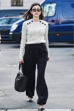 Milano, İtalya - 22 Şubat 2019: Milano Moda Haftası'nda bir defileden sonra sokak stili Kıyafet - Mfwfw19