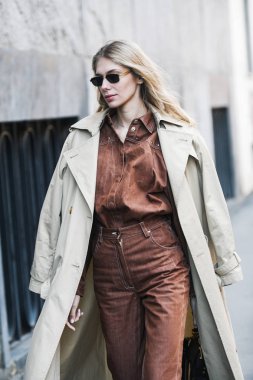 Milano, İtalya - 24 Şubat 2019: Milano Moda Haftası'nda bir defileden sonra sokak stili Kıyafet - Mfwfw19