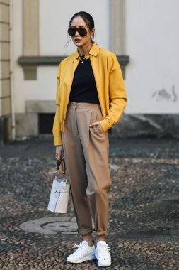 Milano, İtalya - 22 Şubat 2019: Sokak stili - Influencer Tamara Kalinic Milano Moda Haftası sırasında bir defile sonrası - Mfwfw19