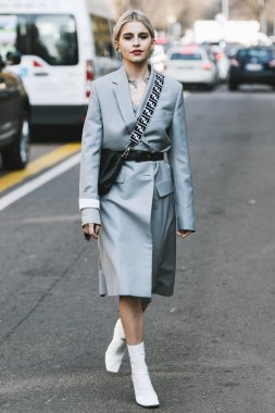 Milano, İtalya - 21 Şubat 2019: Sokak stili - Influencer Caroline Daur Milano Moda Haftası sırasında bir defile sonra - Mfwfw19
