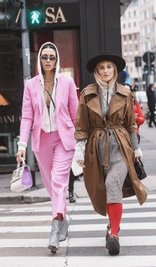 Milano, İtalya - 23 Şubat 2019: Milano Moda Haftası'nda bir defile öncesi sokak stili Kıyafetler - Mfwfw19