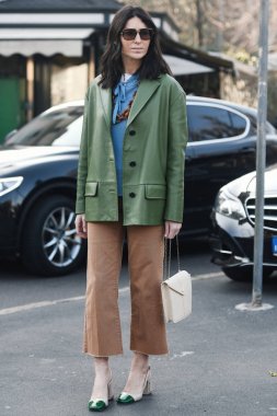 Milano, İtalya - 22 Şubat 2019: Milano Moda Haftası'nda defile öncesi Prada ayakkabı giyen sokak stili Kadın - Mfwfw19