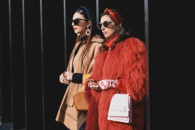 Milano, İtalya - 20 Şubat 2019: Milano Moda Haftası'nda bir defile den sonra sokak stili kıyafet - Mfwfw19