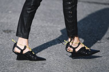 Milano, İtalya - 21 Şubat 2019: Milano Moda Haftası'nda bir defile öncesi sokak stili Ayakkabı detayı - Mfwfw19