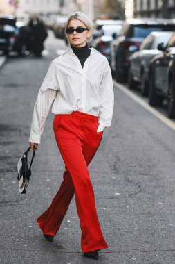 Milano, İtalya - 22 Şubat 2019: Sokak stili - Influencer Caroline Daur Milano Moda Haftası sırasında bir defile sonra - Mfwfw19