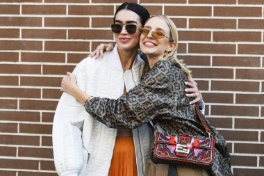 Milano, İtalya - 21 Şubat 2019: Milano Moda Haftası'nda bir defileden sonra Fendi giyen sokak stili Kadınlar - Mfwfw19