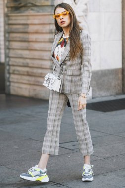 Milano, İtalya - 24 Şubat 2019: Milano Moda Haftası'nda defile öncesi sokak stili kıyafet - Mfwfw19