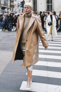 Milano, İtalya - 23 Şubat 2019: Milano Moda Haftası'nda bir defileden sonra sokak stili Kıyafet - Mfwfw19