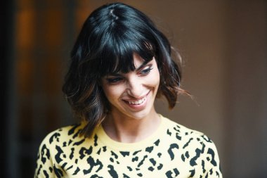Milano, İtalya - 21 Şubat 2019: Sokak stili. Milano Moda Haftası sırasında bir defile önce bak - Mfwfw19
