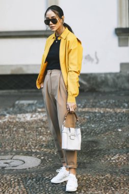 Milano, İtalya - 22 Şubat 2019: Sokak stili - Influencer Tamara Kalinic Milano Moda Haftası sırasında bir defile sonrası - Mfwfw19