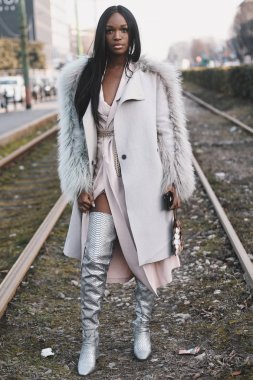 Milano, İtalya - 20 Şubat 2019: Milano Moda Haftası'nda bir defile den sonra sokak stili kıyafet - Mfwfw19