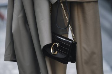 Milano, İtalya - 21 Şubat 2019: Milano Moda Haftası sırasında bir defile sonrası Sokak stili Çanta detayı - Mfwfw19