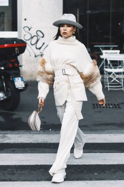Milano, İtalya - 21 Şubat 2019: Milano Moda Haftası'nda bir defileden sonra sokak stili Kıyafet - Mfwfw19