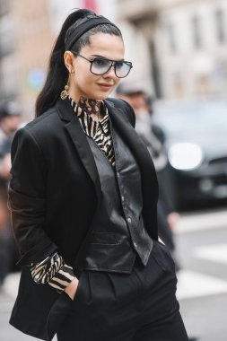 Milano, İtalya - 23 Şubat 2019: Milano Moda Haftası sırasında bir defile sonrası Sokak stili Influencer Doina Ciobanu - Mfwfw19