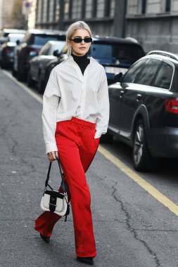 Milano, İtalya - 22 Şubat 2019: Sokak stili - Influencer Caroline Daur Milano Moda Haftası sırasında bir defile sonra - Mfwfw19