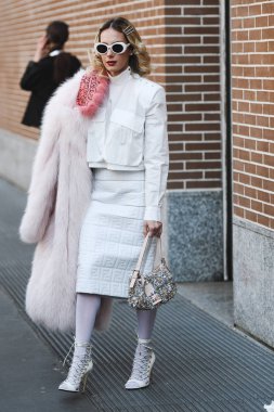 Milano, İtalya - 21 Şubat 2019: Milano Moda Haftası'nda defile öncesi Fendi giyen sokak stili Kadın - Mfwfw19