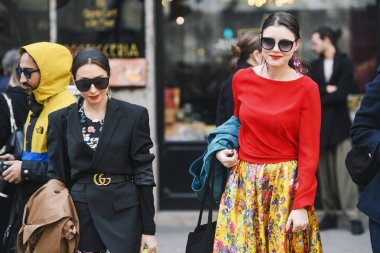 Milano, İtalya - 24 Şubat 2019: Milano Moda Haftası'nda bir defileden sonra sokak stili Kıyafet - Mfwfw19