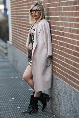 Milano, İtalya - 21 Şubat 2019: Milano Moda Haftası'nda bir defile öncesi Sokak stili Kıyafet - Mfwfw19