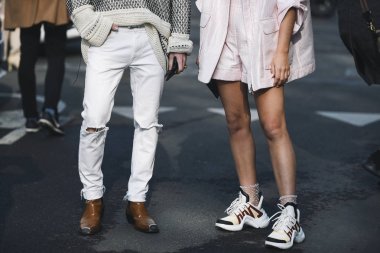 Milano, İtalya - 21 Şubat 2019: Milano Moda Haftası sırasında bir defile sonrası sokak stili Kıyafet detayları - Mfwfw19