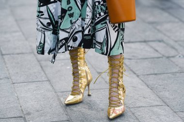 Milano, İtalya - 22 Şubat 2019: Milano Moda Haftası sırasında ayrıntılı sokak tarzı Fancy ayakkabılar - Mfwfw19