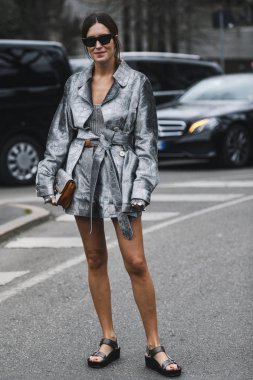 Milano, İtalya - 23 Şubat 2019: Milano Moda Haftası sırasında bir defile sonrası Sokak stili Influencer Gala Gonzales - Mfwfw19