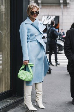 Milano, İtalya - 23 Şubat 2019: Milano Moda Haftası sırasında bir defile sonrası Sokak stili Influencer Xenia Adonts - Mfwfw19