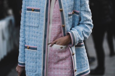 Milano, İtalya - 20 Şubat 2019: Milano Moda Haftası'nda bir defile öncesi sokak stili kıyafetler - modeller, blogcular ve etkileyiciler - Mfwfw19