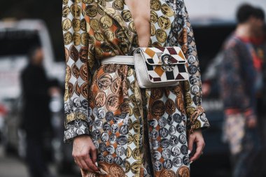 Milano, İtalya - 23 Şubat 2019: Milano Moda Haftası sırasında bir defile sonrası Sokak stili Kıyafet detayı - Mfwfw19