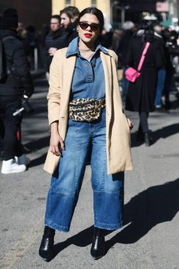 Milano, İtalya - 24 Şubat 2019: Milano Moda Haftası'nda bir defile öncesi sokak stili Denim tulum - Mfwfw19