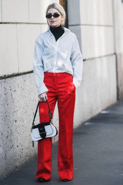 Milano, İtalya - 22 Şubat 2019: Milano Moda Haftası sırasında bir defile den sonra Prada çanta giyen Sokak stili Influencer Caroline Daur - Mfwfw19