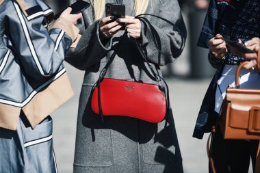 Milano, İtalya - 22 Şubat 2019: Milano Moda Haftası sırasında bir defile sonrası sokak stili Prada çanta detayı - Mfwfw19