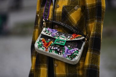 Milano, İtalya - 23 Şubat 2019: Milano Moda Haftası sırasında bir defile sonrası sokak stili Fendi çanta detayı - Mfwfw19