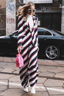 Milano, İtalya - 20 Şubat 2019: Milano Moda Haftası'nda bir defile öncesi sokak stili kıyafet - Mfwfw19