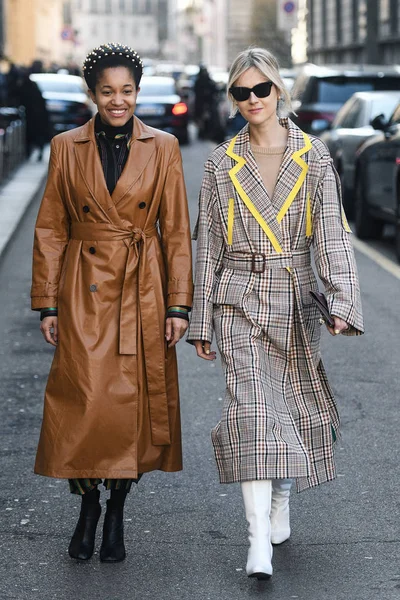 Milano, İtalya - 22 Şubat 2019: Sokak stili Influencers Tamu Mcpherson ve Linda Tol sonra
