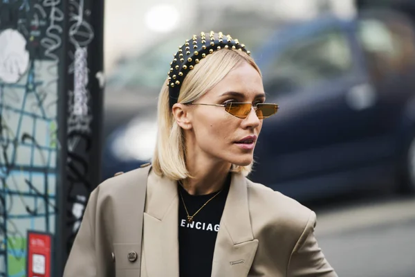 Milan Italy February 2019 Street Style Woman Wearing Balenciaga Fashion — Stock Photo, Image