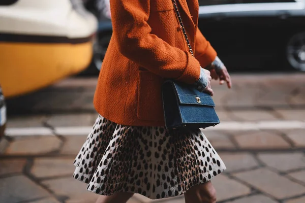 ミラノ イタリア 2019年2月20日 ミラノファッションウィーク中のファッションショーの前にシャネルの財布とストリートスタイルの衣装を持つ女の子 Mfwfw19 — ストック写真