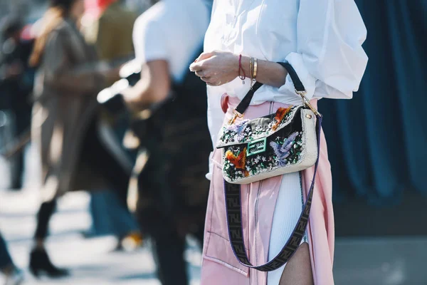 Milan Olaszország Február 2019 Street Style Fendi Erszényes Részlet Után — Stock Fotó